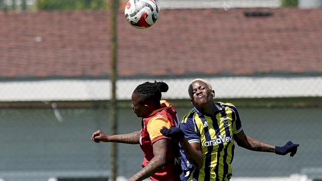 Galatasaray'dan Fenerbahçe'ye son dakikada 2 gol! Zirve alev aldı