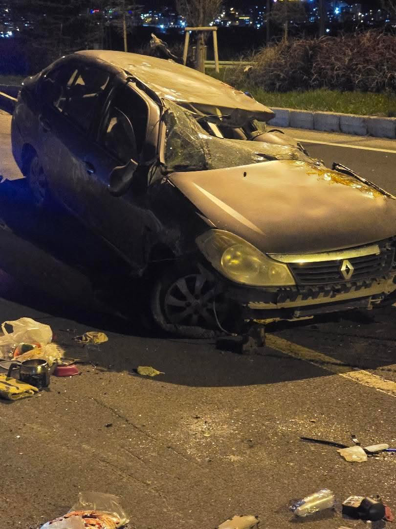 Erzurum Havalimanı Yolu’nda Feci Kaza: Otomobil Traktör Römorkuna Çarpıp Takla Attı!