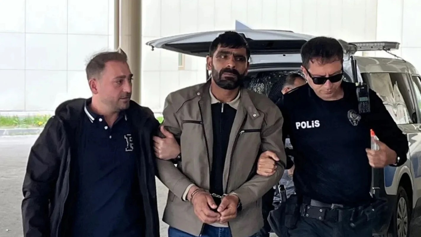 Tek Gülüşüyle Yakayı Ele Verdi !