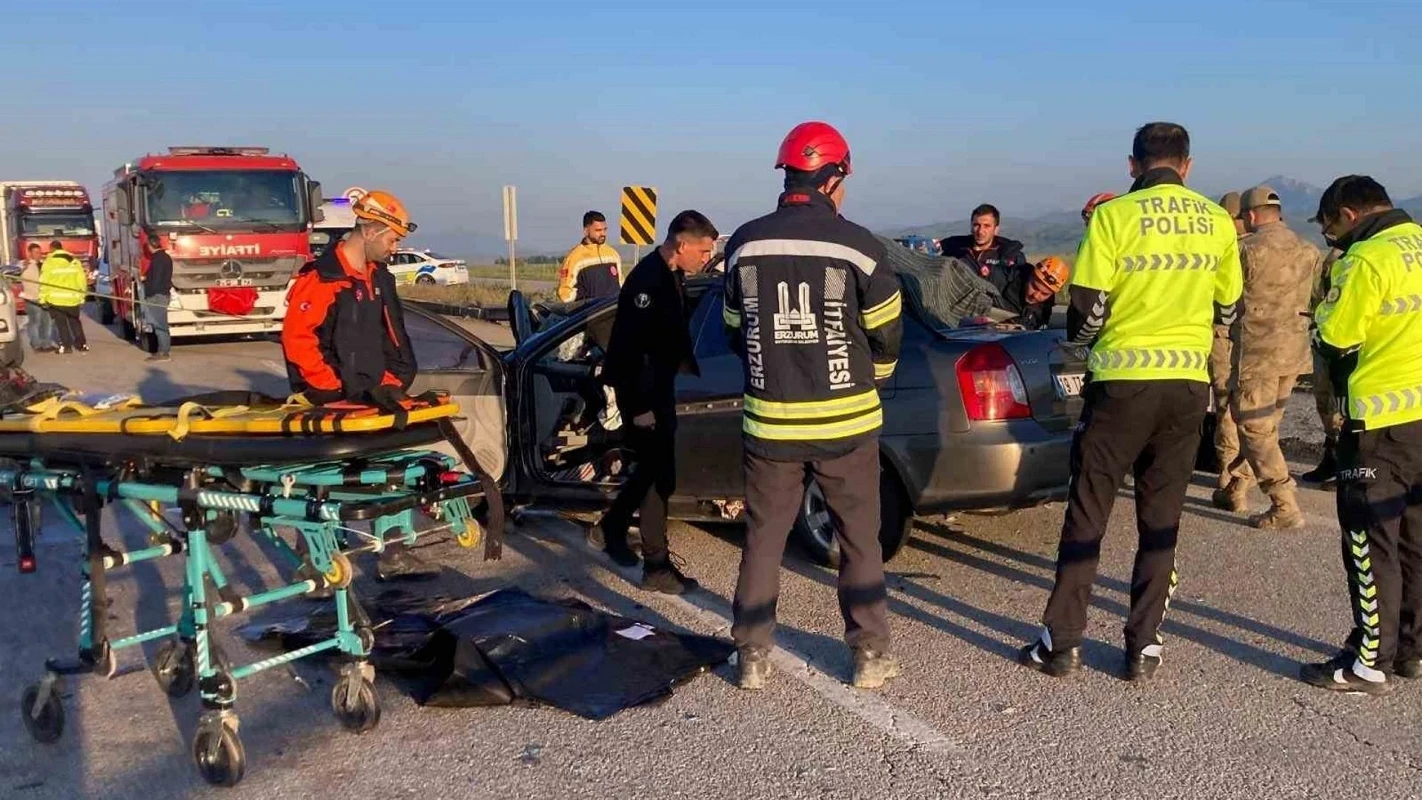 Erzurum'da sabaha karşı feci kaza: Otomobil kamyonete arkadan çarptı...