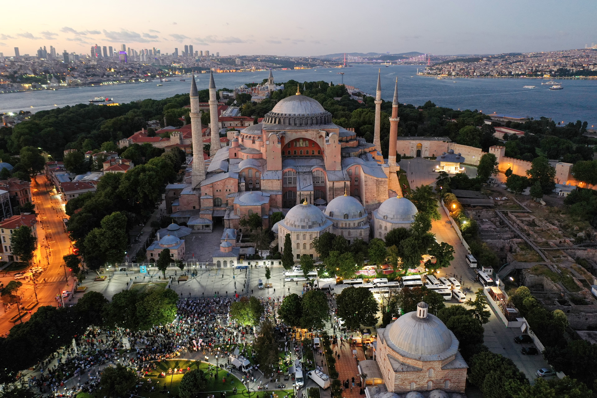 Ayasofya Camisi’nde yüksek sesle İncil okuyan iki turist gözaltına alındı